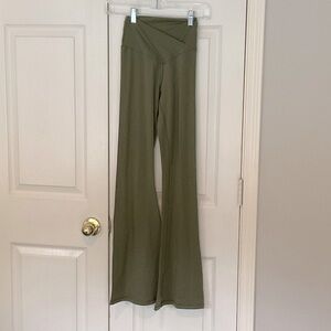 Aerie Offline Olive Green Flare V-Waist leggings
25.34.09EB